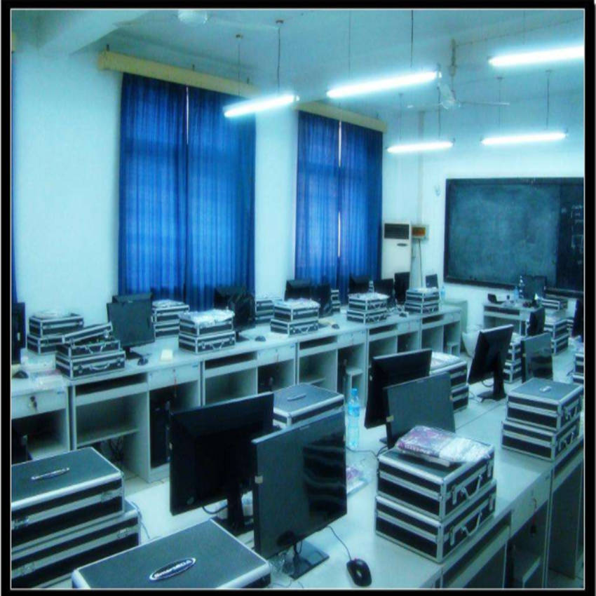 电子信息工程实训室 从仪器到镊子的精细世界