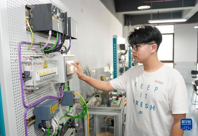 新华全媒+丨在创新创业中成长的“00后”大学生网络工程师